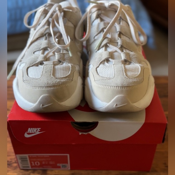 Nike - Picture 3 of 4